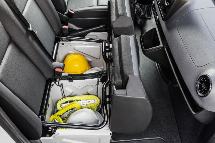Детали интерьера Mercedes-Benz Sprinter Tourer 2018 года  (WW) (фото 19 из 21)